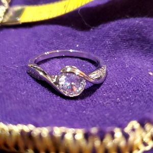 Fashion jewelry silver ring 💍 small stone size is between 7.5 and 8 brand new